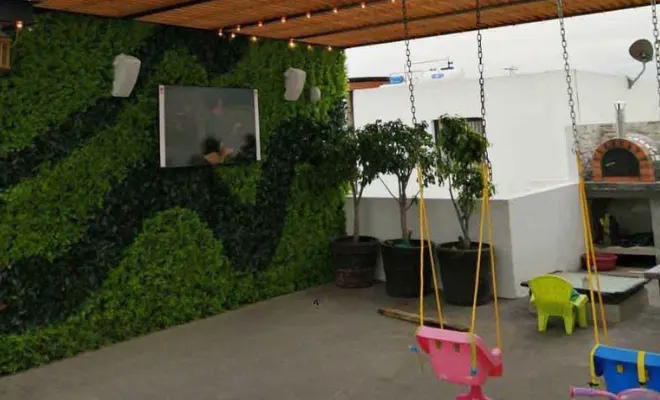 Follaje artificial para privacidad en terraza o patio exterior