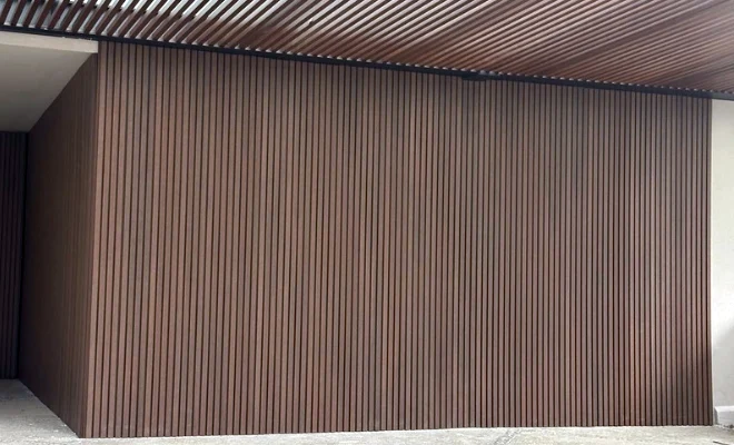 Muro exterior revestido con lambrín WPC en líneas verticales